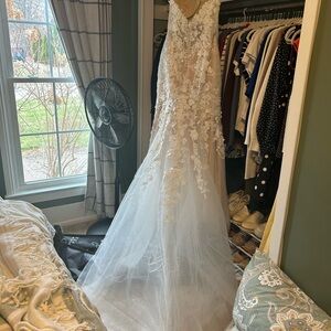 Ivory Lace Appliqué Tulle Wedding Gown